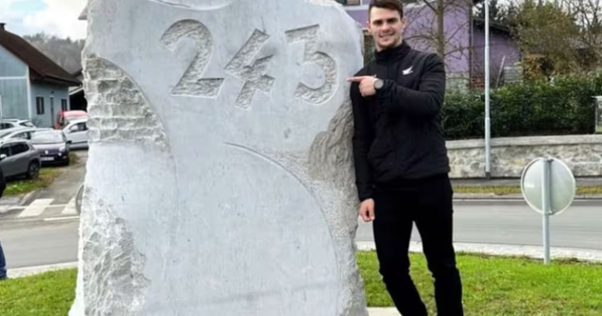 Tim-Gajser-Foto-mit-Statue-bringt-viel-Polemik