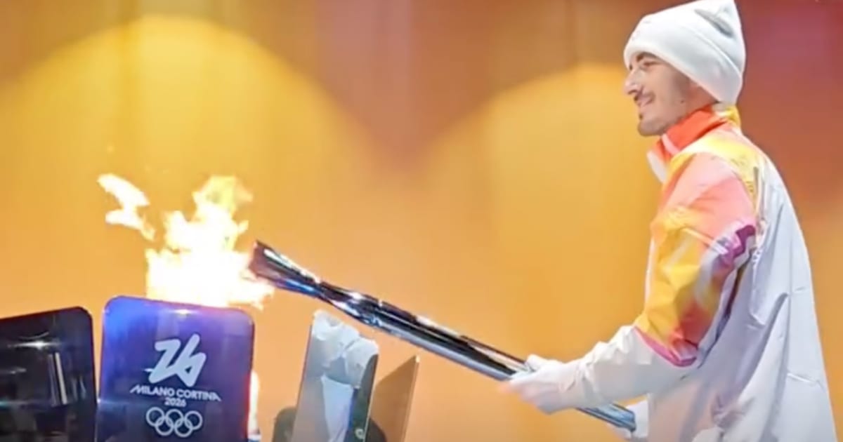 Pecco-Bagnaia-Ducati-tr-gt-Olympisches-Feuer-durch-Heimatstadt-Turin