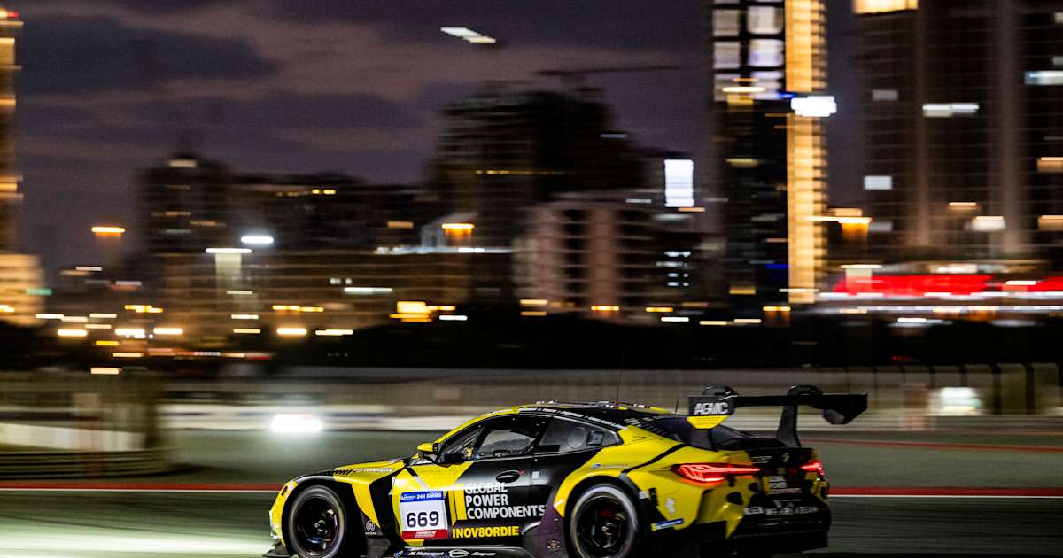 BMW-Showlaufen-in-Dubai-Dreifachf-hrung-bei-Rennhalbzeit-der-24h-Dubai