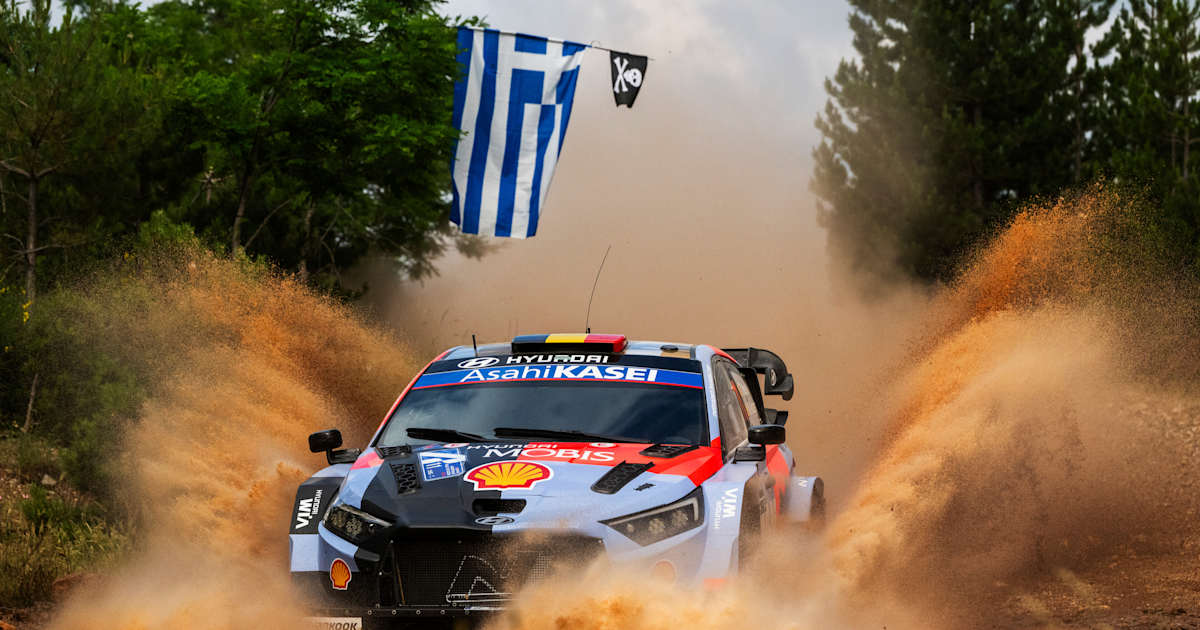 Hyundai-Pilot-Thierry-Neuville-in-Akropolis-Rallye-Griechenland-vorne