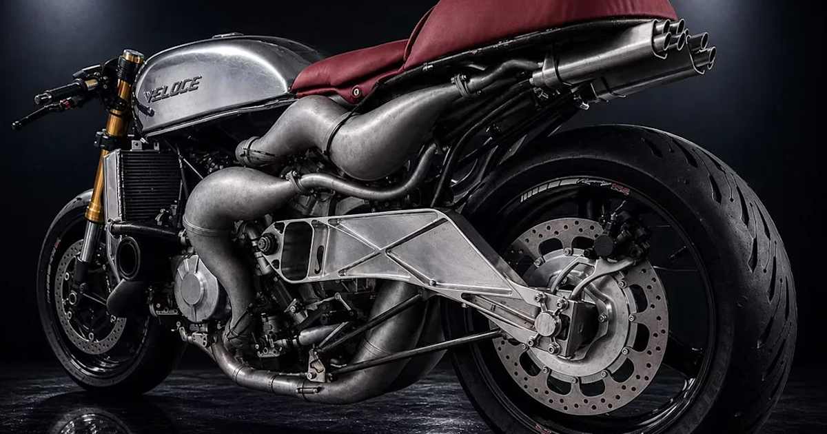 V-llig-abgehoben-Veloce-Aperion-mit-Achtzylinder-Zweitakter