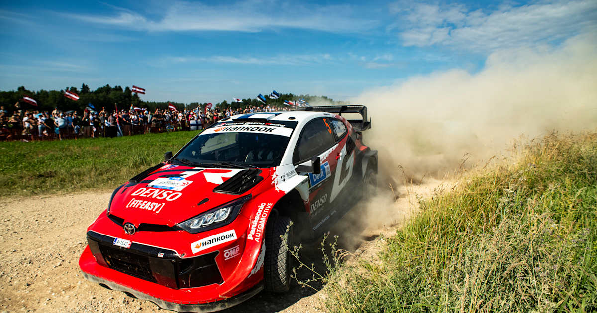 Toyota-Youngster-Sami-Pajari-steht-vor-seinem-ersten-Rallye-WM-Laufsieg