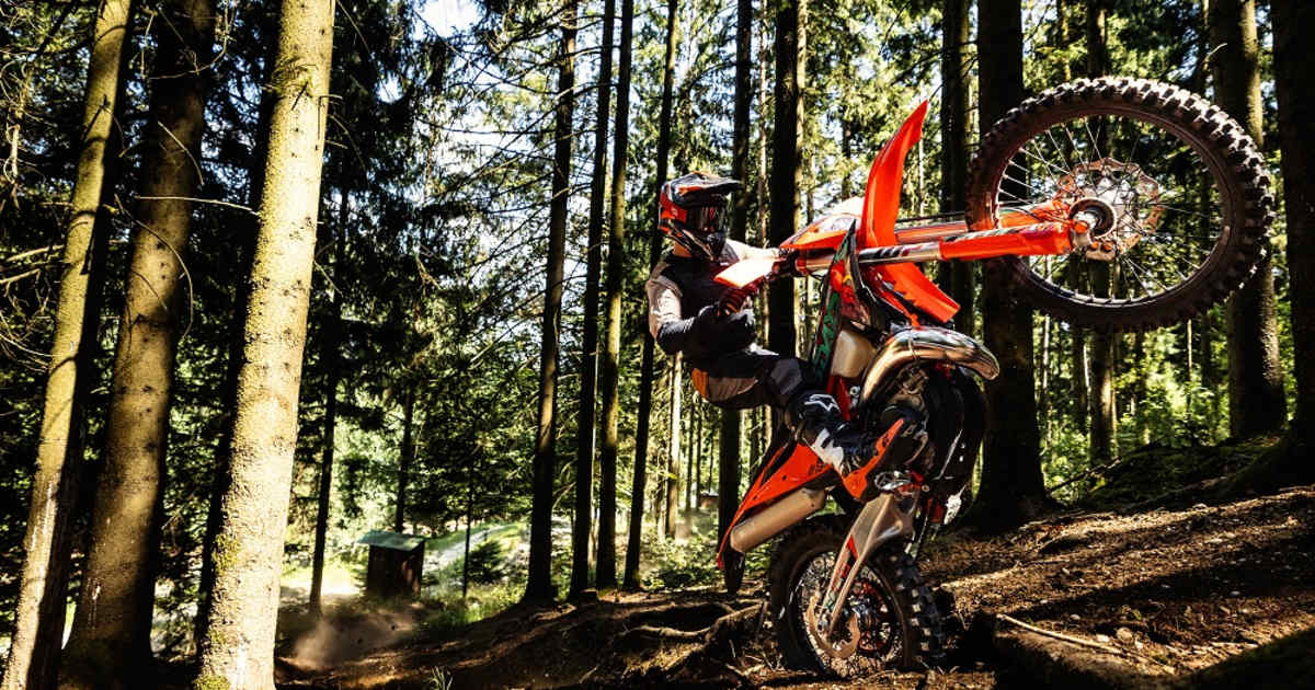 KTM-EXC-6Days-Modelle-2027-Mit-dem-Hahn-von-Barcelos