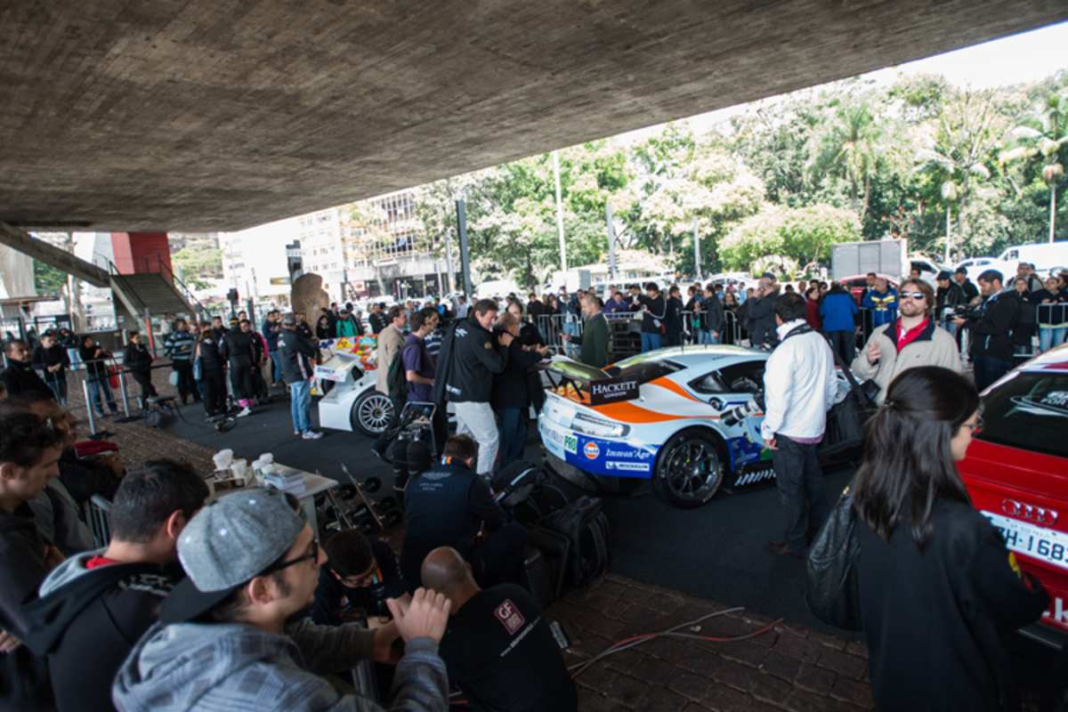 Die Fahrzeuge wurden vor dem Museum für moderne Kunst ausgestellt