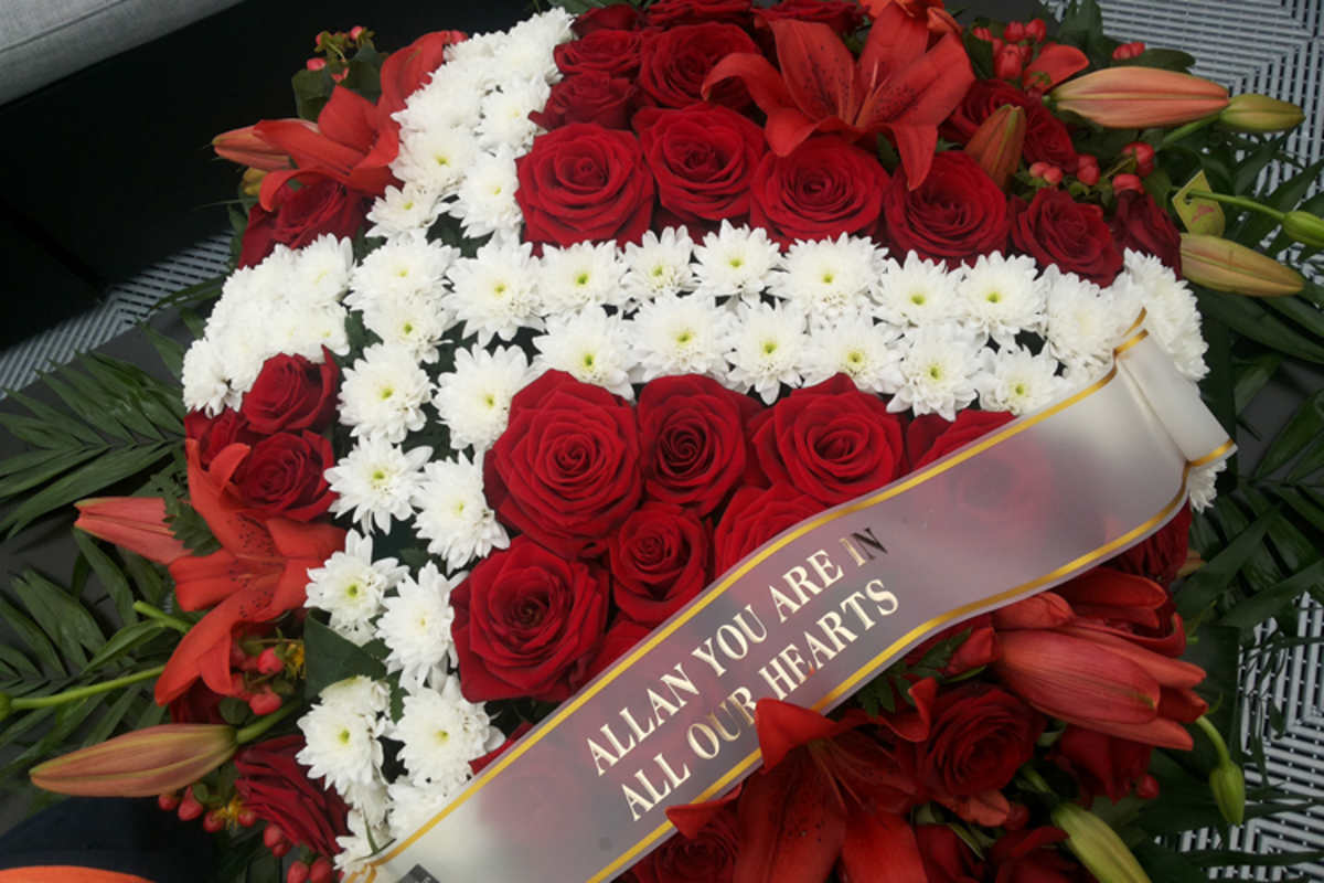 Kranz von Aston Martin an der Unfallstelle