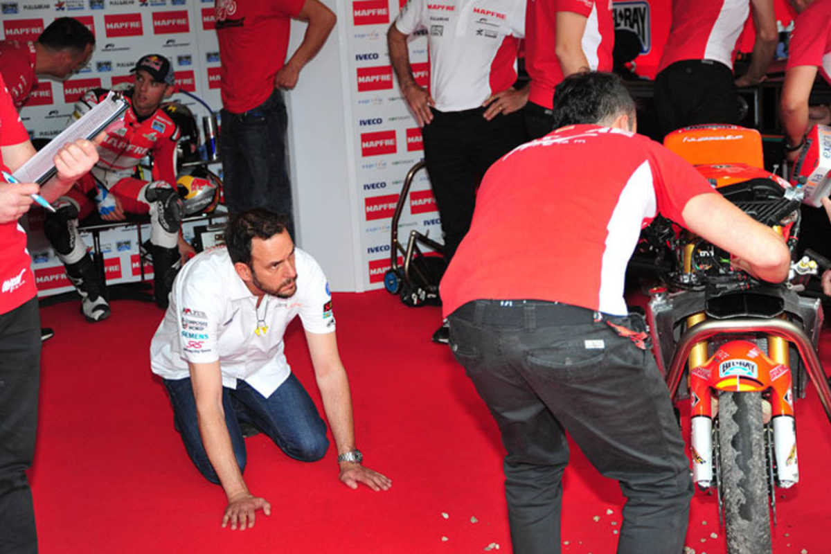 Kalex-Designer Alex Baumgärtel betrachtet den Schaden an Folgers Motorrad