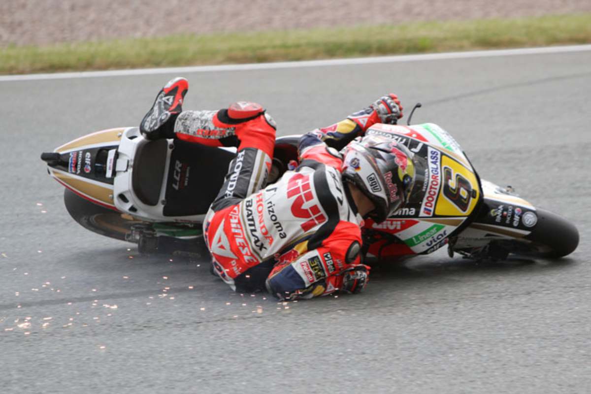 Stefan Bradl rutscht, die Funken sprühen...