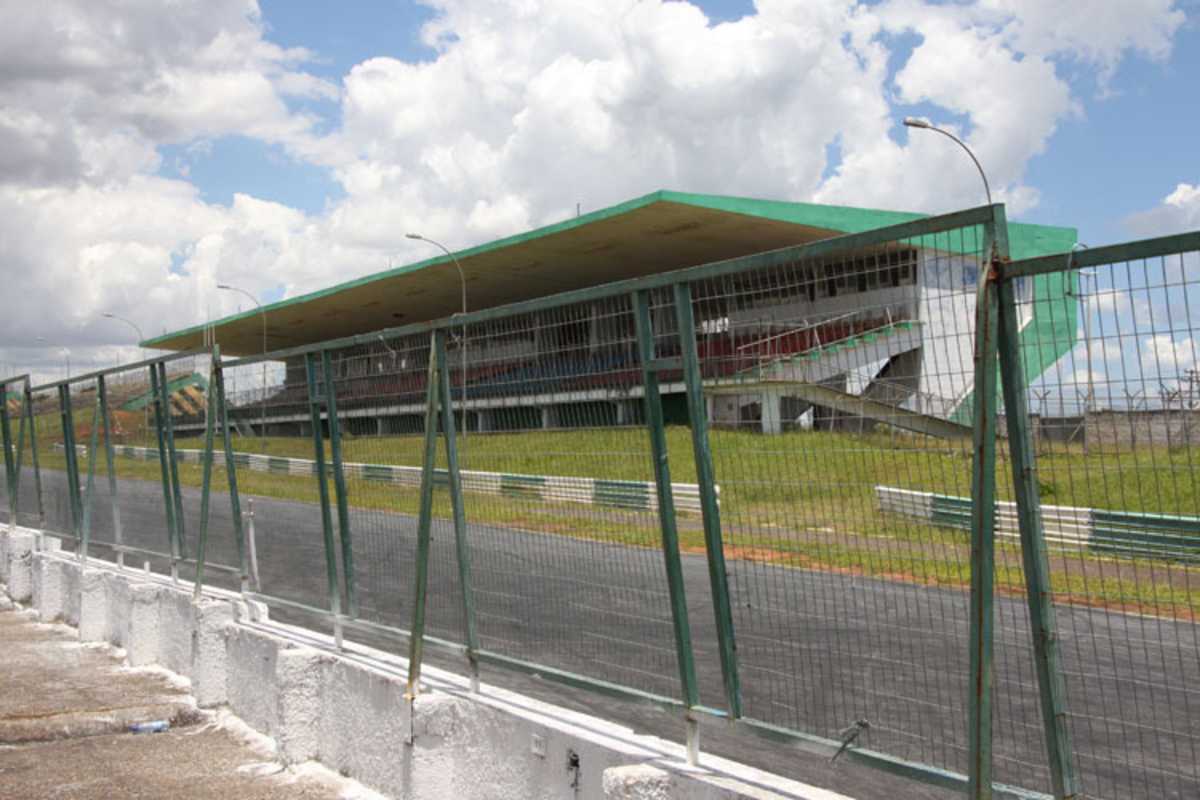 Die 40 Jahre alte Tribüne ist baufällig, die Start/Zielgerade viel zu schmal