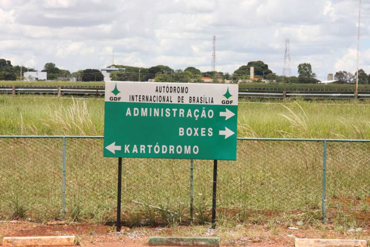 Links geht es zur Kartbahn, die Rennstrecke ist inzwischen quasi unbenützbar