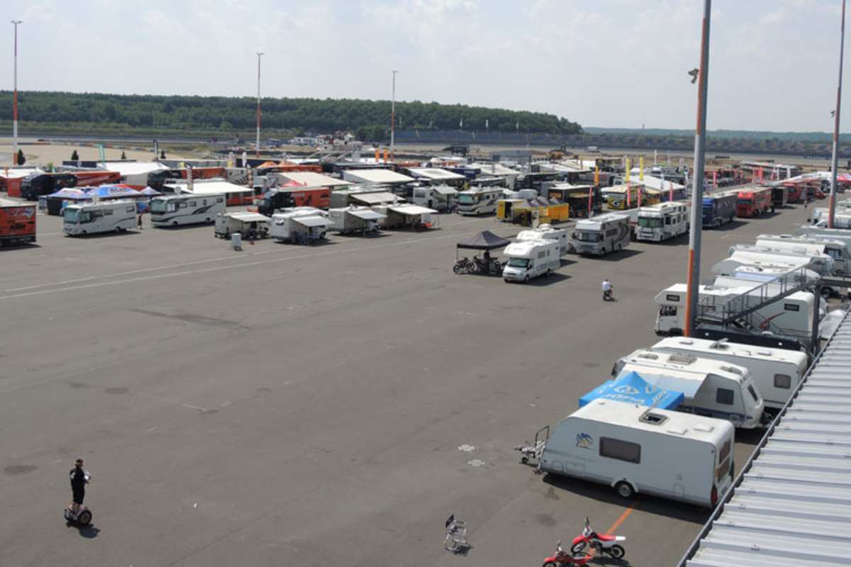 Die Infrastruktur des EuroSpeedways bietet viel Platz