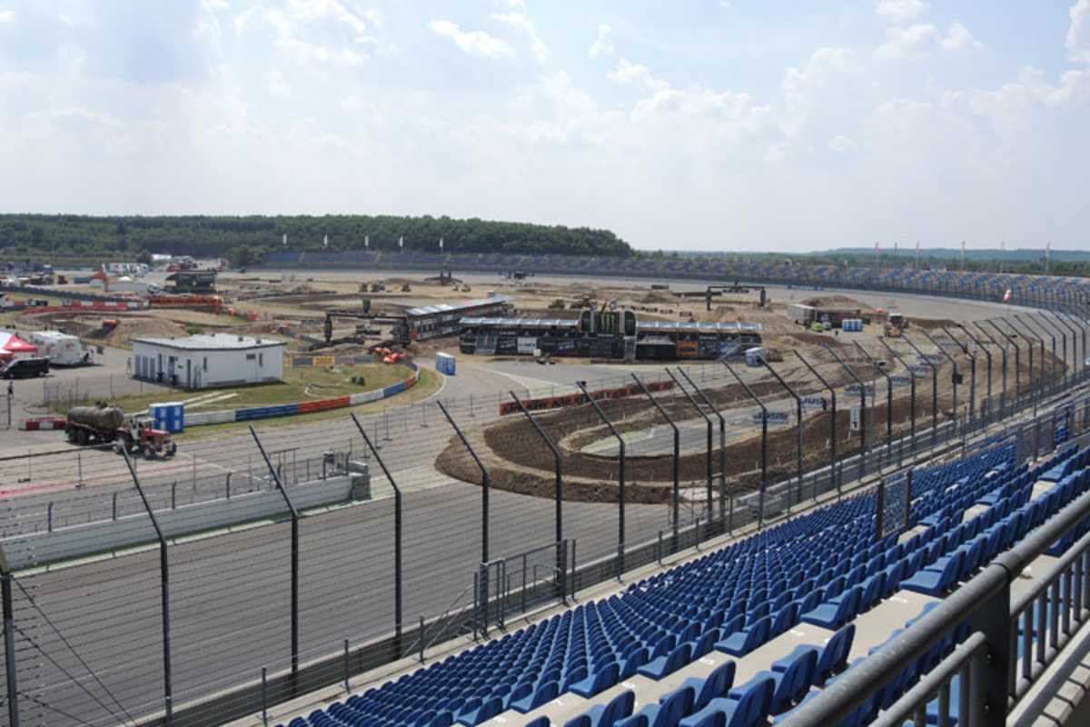 Die MX-Strecke wurde vor Turn 1 des Superspeedways erbaut