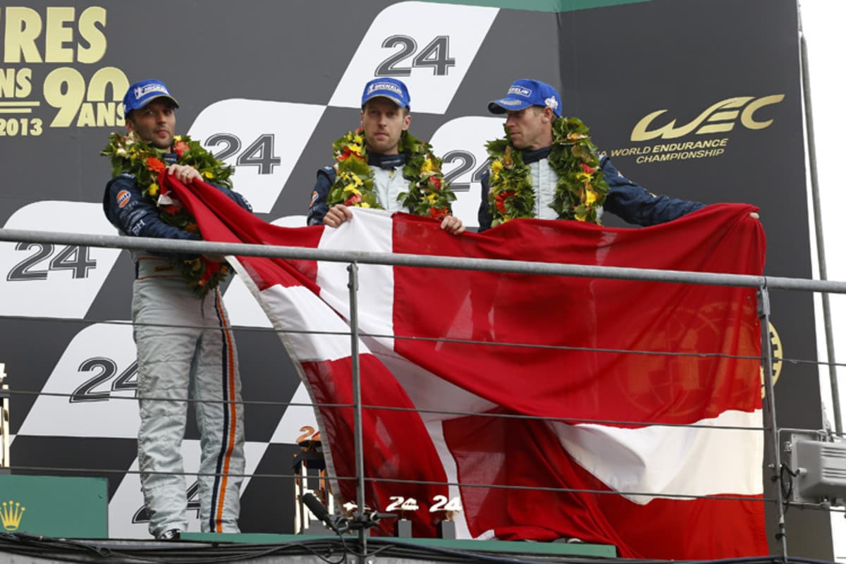 Turner, Mücke, Dumbreck Gedenken Simonsen auf dem Podium