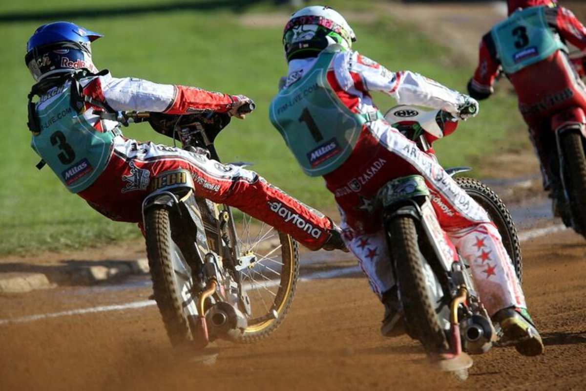 Patryk Dudek im Infight mit Mikkel Bech