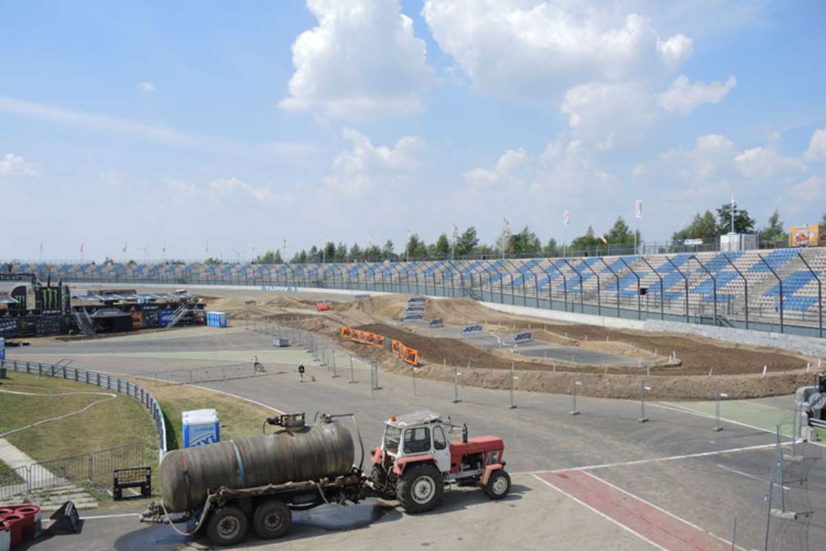 Die Tribünen sorgen für Stadionatmosphäre