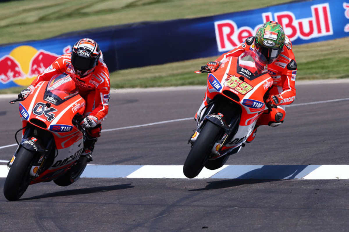 ... Nicky Hayden ist innen, hat den kürzeren Weg und wird Neunter