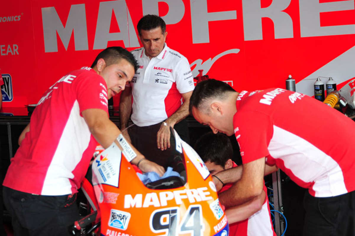 Aspar-Teamchef Jorge Martinez (M.) überwacht die Reparatur