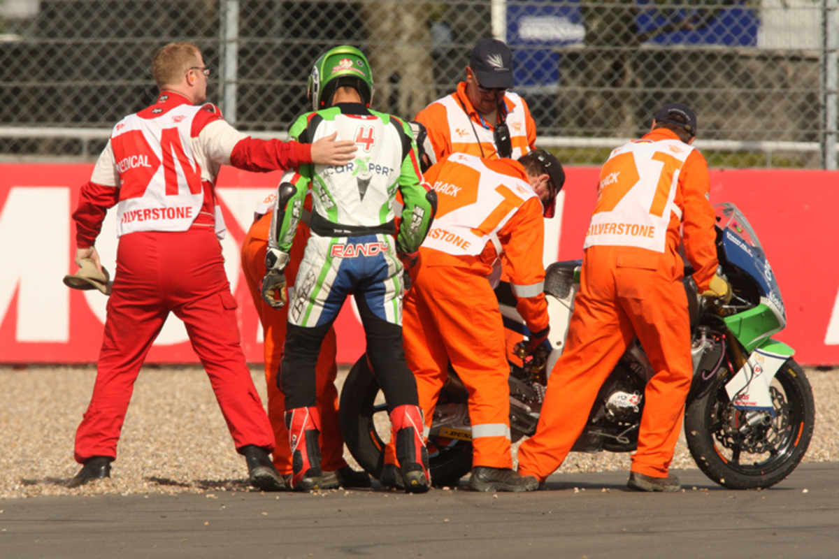 …die Streckenposten kümmern sich um den Schweizer nach dem zweiten Sturz des Tages