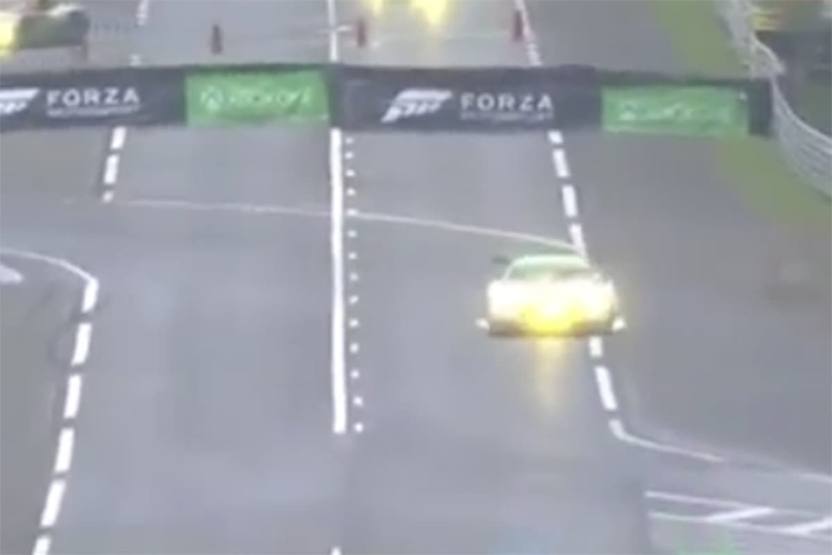 Flammen aus dem Auspuff am Mako-Aston vor dem Abflug