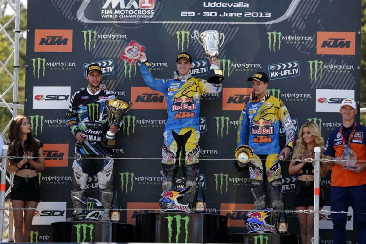 Erleichterter Weltmeister: Jeffrey Herlings holt den GP-Sieg vor dem punktgleichen Christophe Charlier (li.) und Jordi Tixier