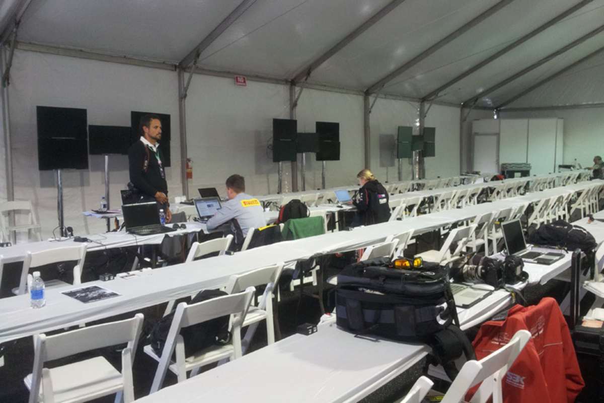 Das hochmoderne Media Center – im Zelt