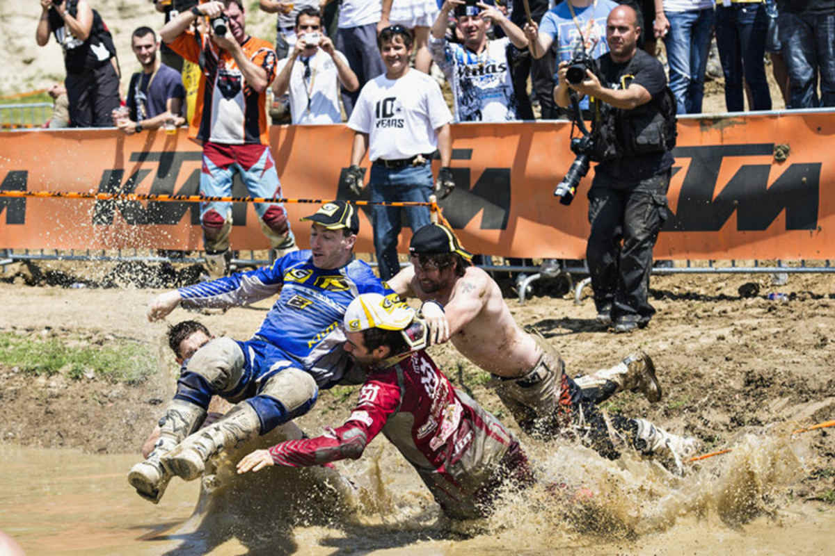 Ein Bad für den Sieger: Graham Jarvis wird in den Pool befördert