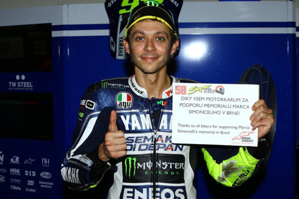 Valentino Rossi zeigte beim Warm-up in Sepang die Grussbotschaft für den Brünner Event her