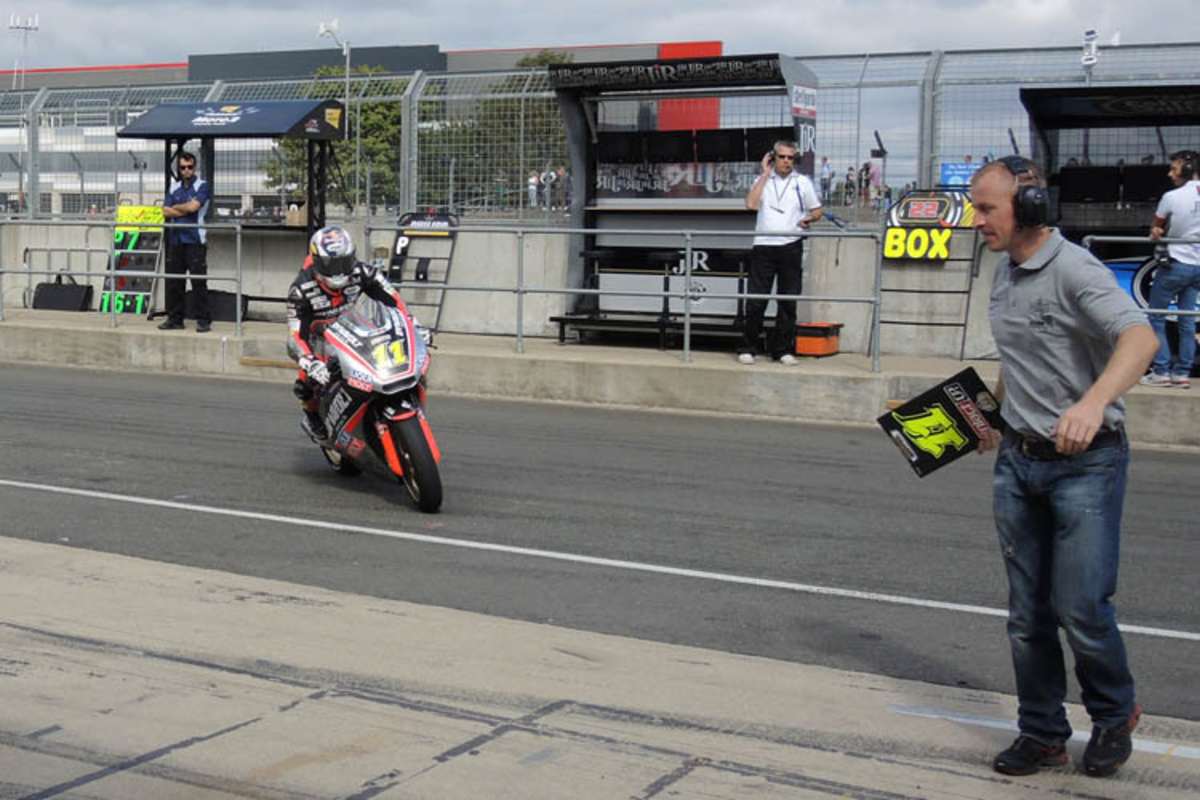 Sandro Cortese kommt von der ersten Ausfahrt in die Box zurück