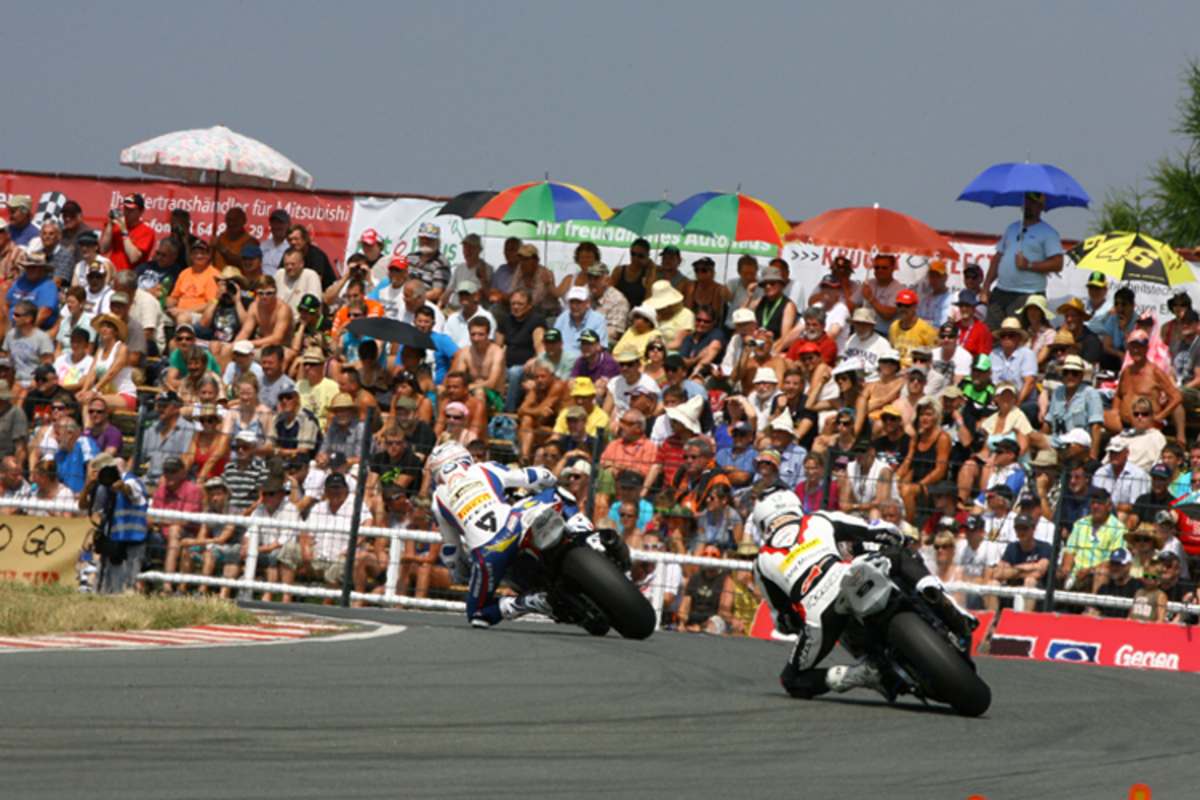 Schleiz-Fans lassen sich auch von 35 Grad plus nicht abschrecken