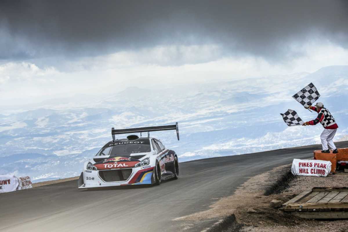 Sébastien Loeb im Ziel: Die Stoppuhr steht bei unfassbaren 8:13,878 min