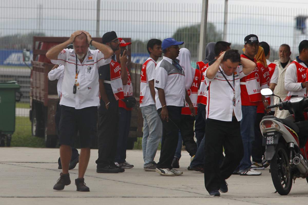 Das Gresini-Team in Sepang: Pressesprecher Aldo Gandolfo und Fausto Gresini raufen sich die Haare