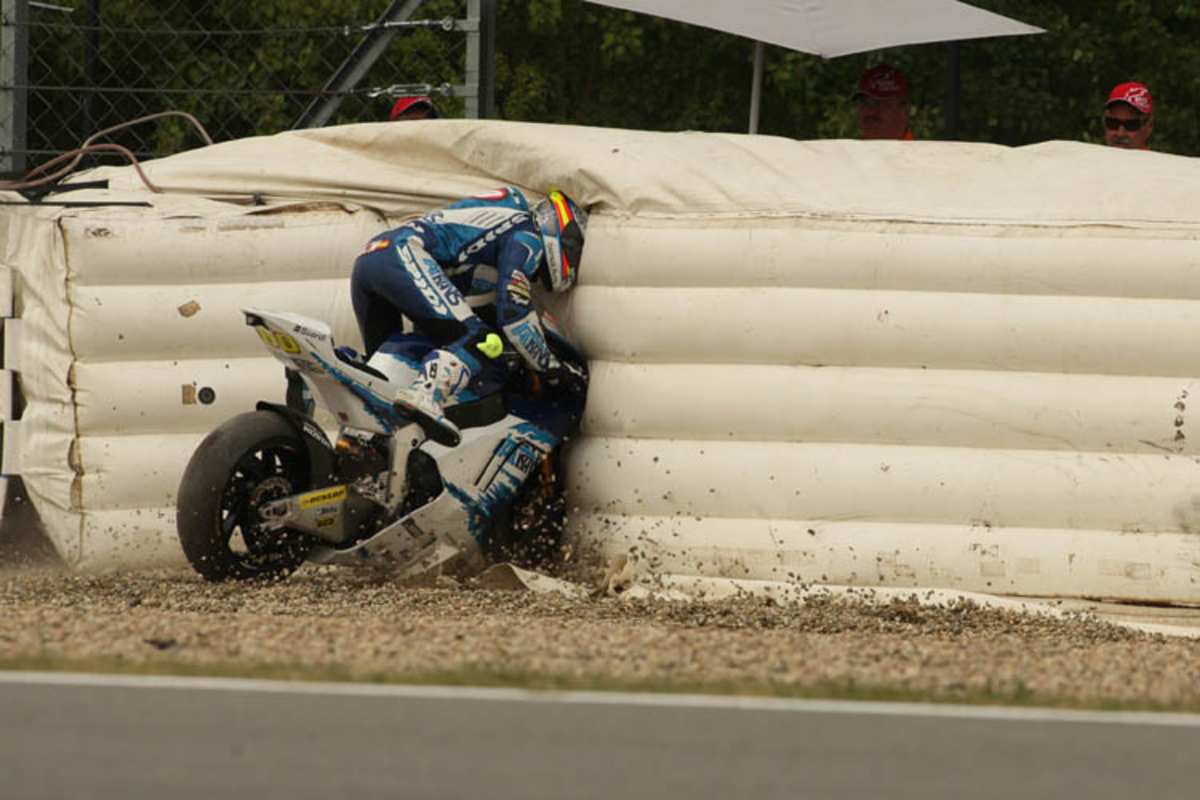 ... er verliert die Kontrolle über sein Bike...