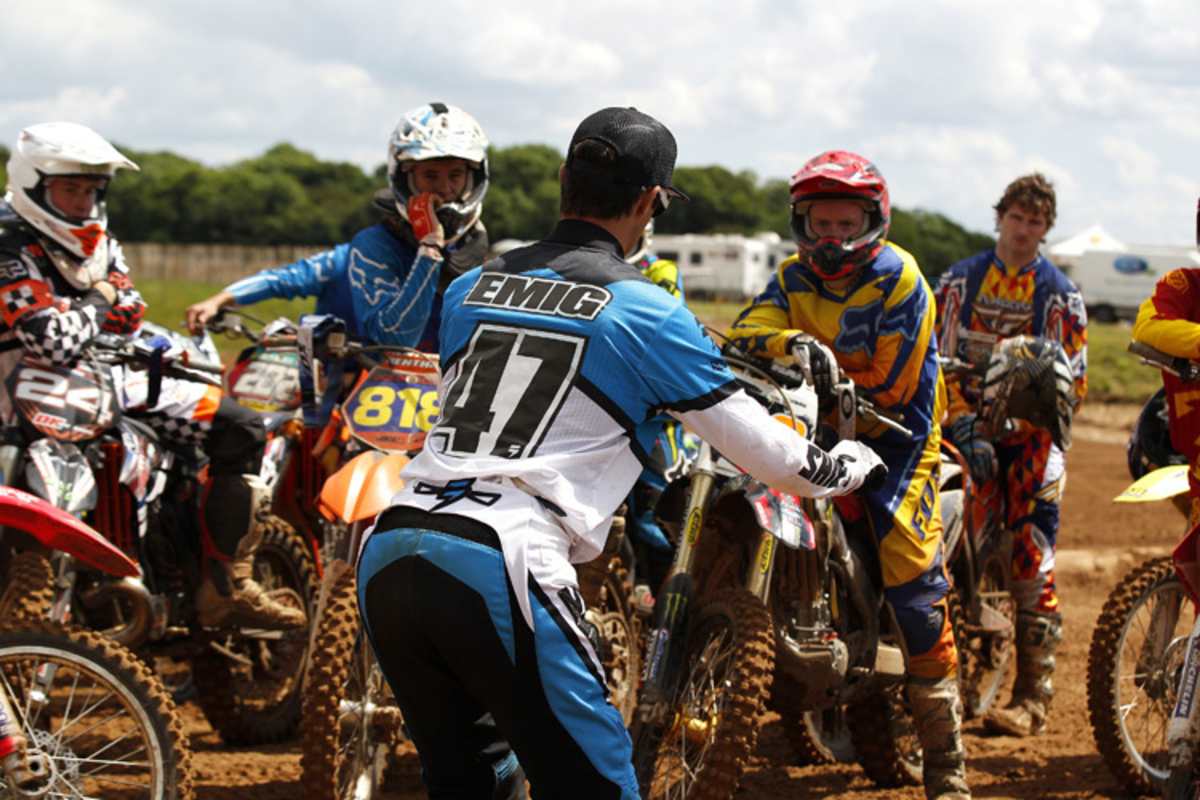 Prominenter Student: Jeff Emig erklärt MotoGP-Star Bradley Smith das MX-Einmaleins