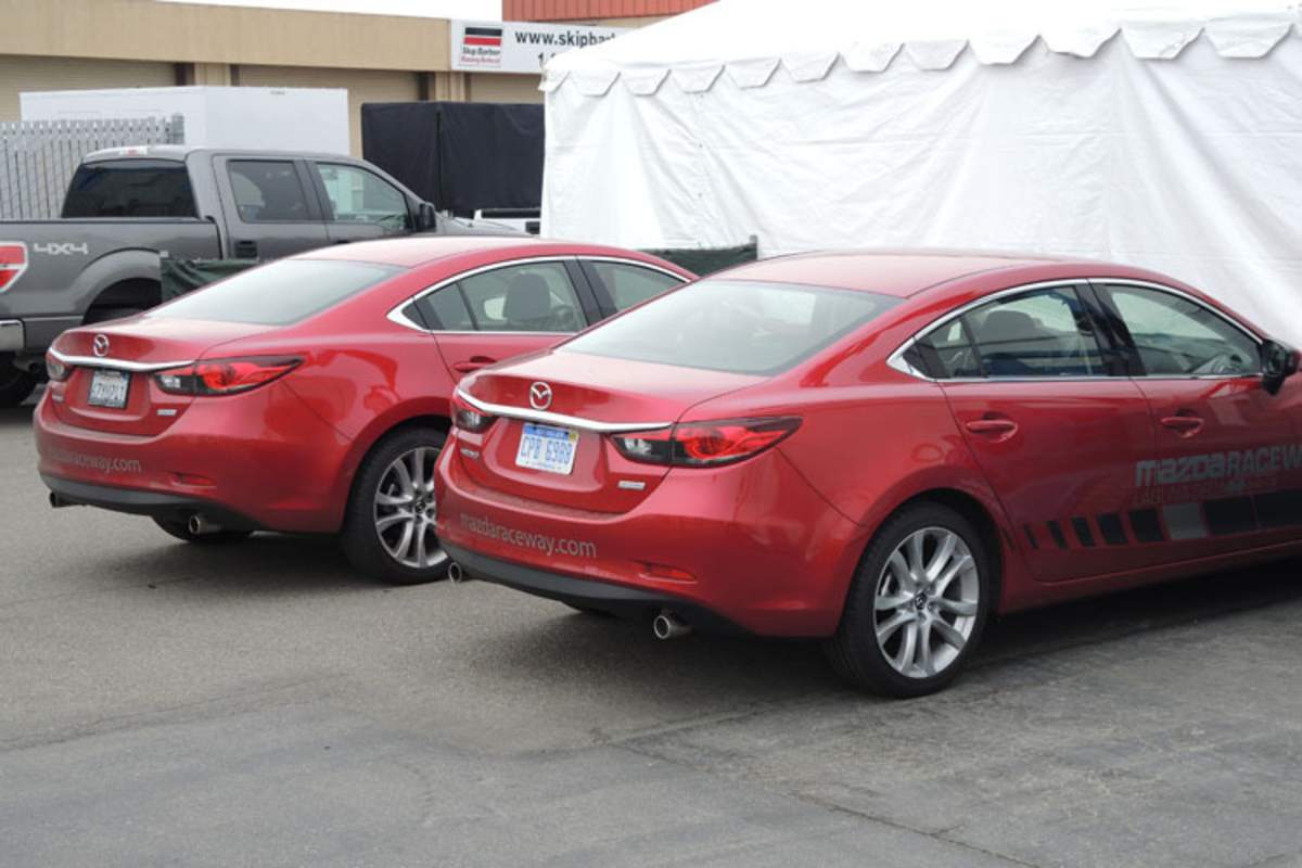 Die Streckenmanager verstecken ihre Mazda-Schlitten bei den Toiletten