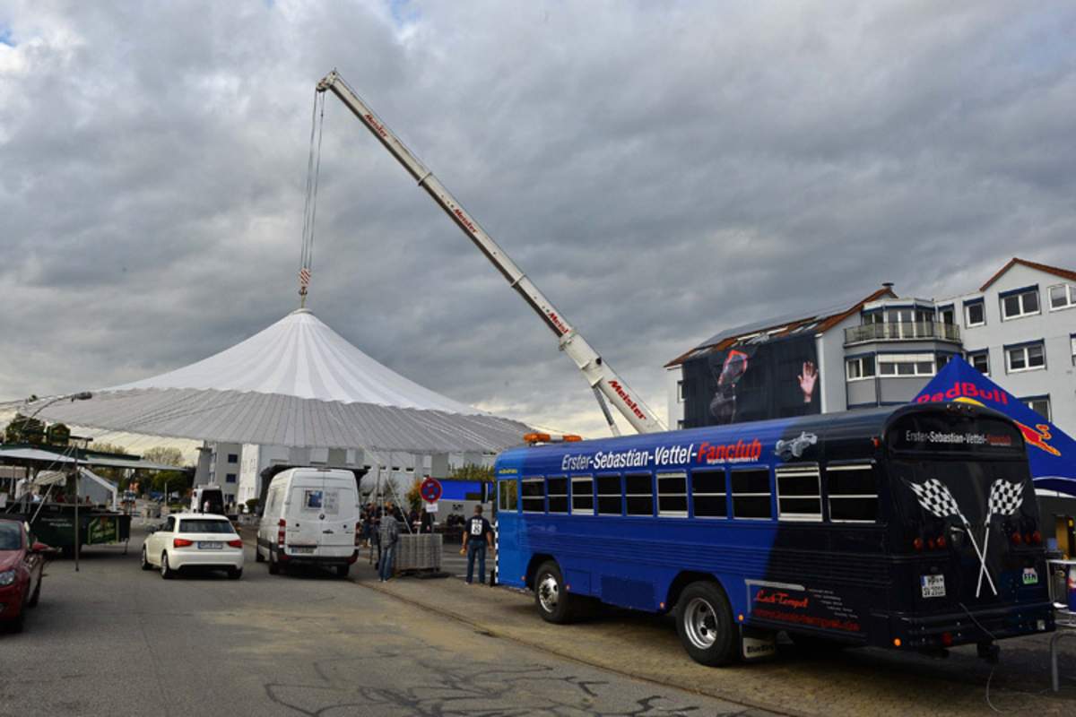 Das riesige Zeltdach wird in Position gehievt