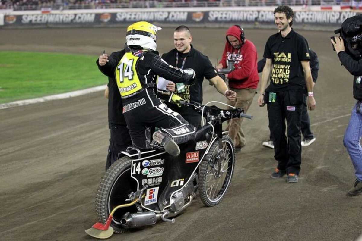 Gleich wird er in die Luft geschmissen