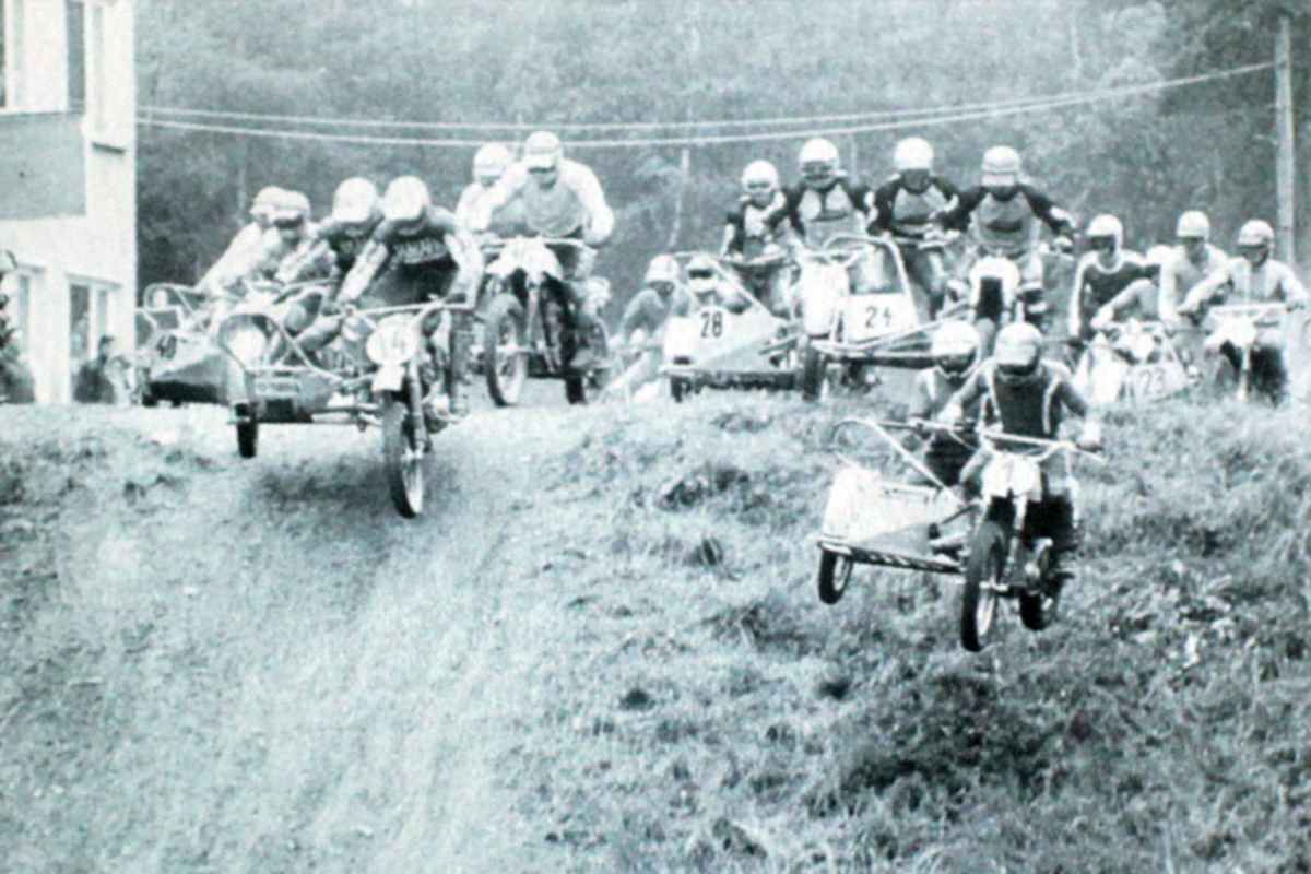 Die Startgerade in Triptis endete direkt an einer Sprungkante, die Gebrüder Dietrich lassen weit weg von der Ideallinie das Gas stehen und wildern durchs hohe Gras