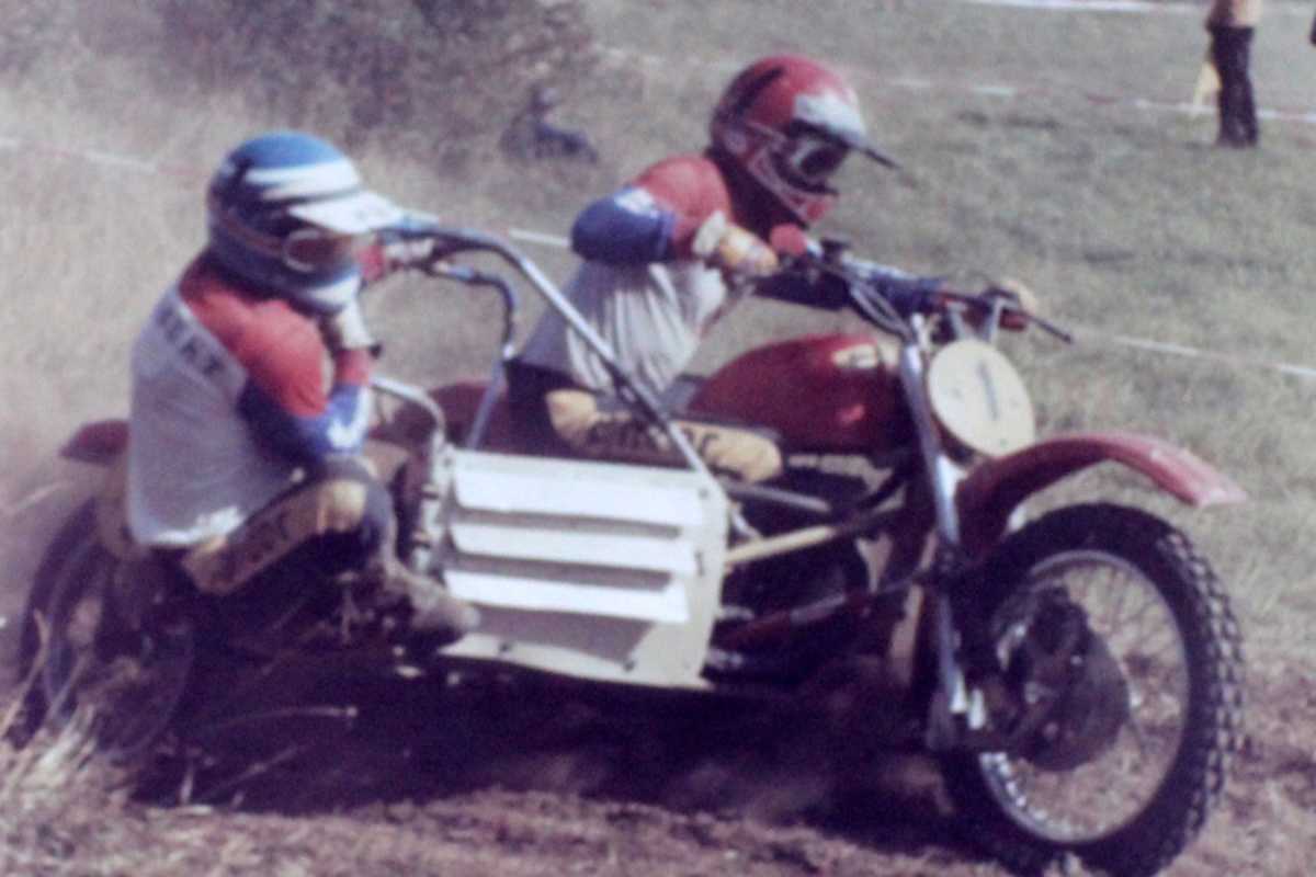 1983 wurde der JAWA-Einzylindermotor auf Wasserkühlung umgebaut, der Kühler war im Seitenwagen untergebracht
