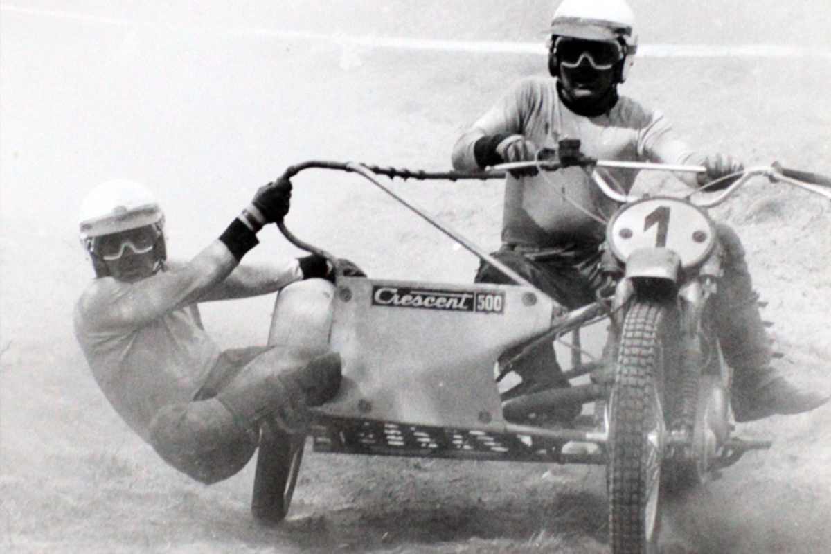 Die Kurventechnik der Dietrichs mit der linken Hand in der Lenkermitte