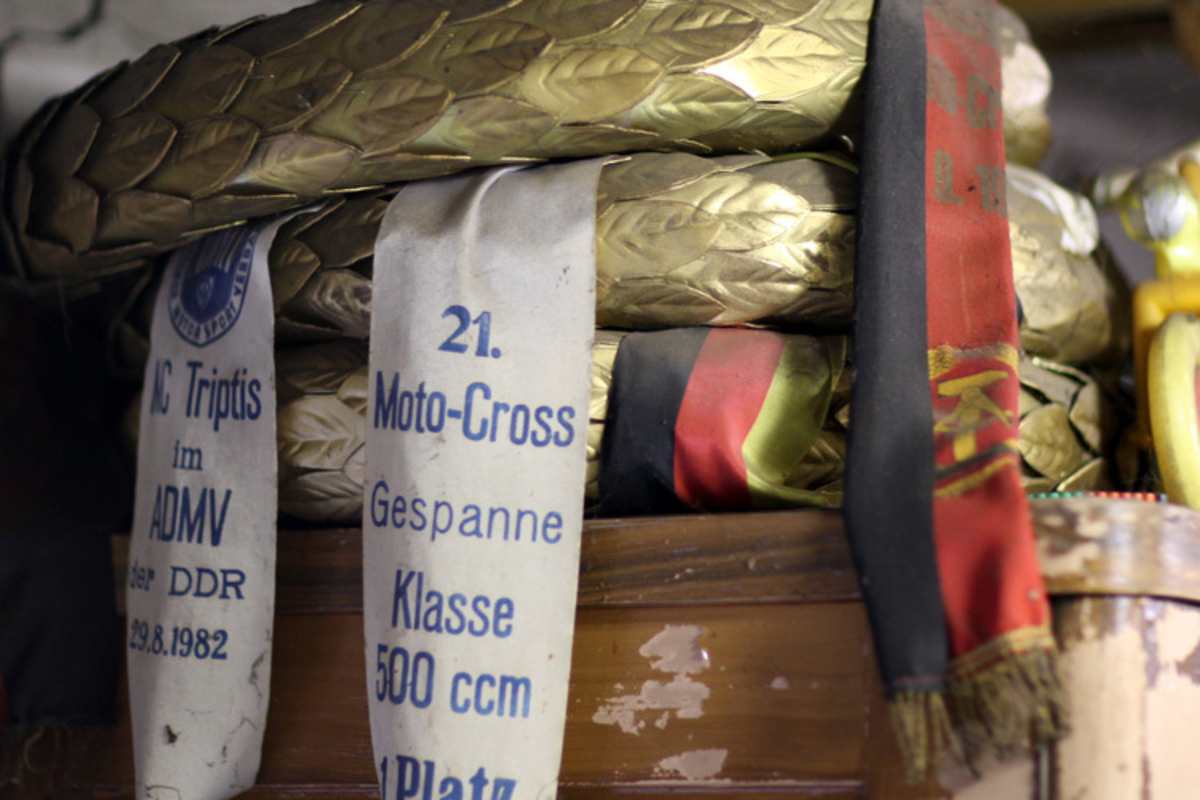 Einige der vielen Siegerkränze aus vergangenen Tagen liegen noch immer in der Garage