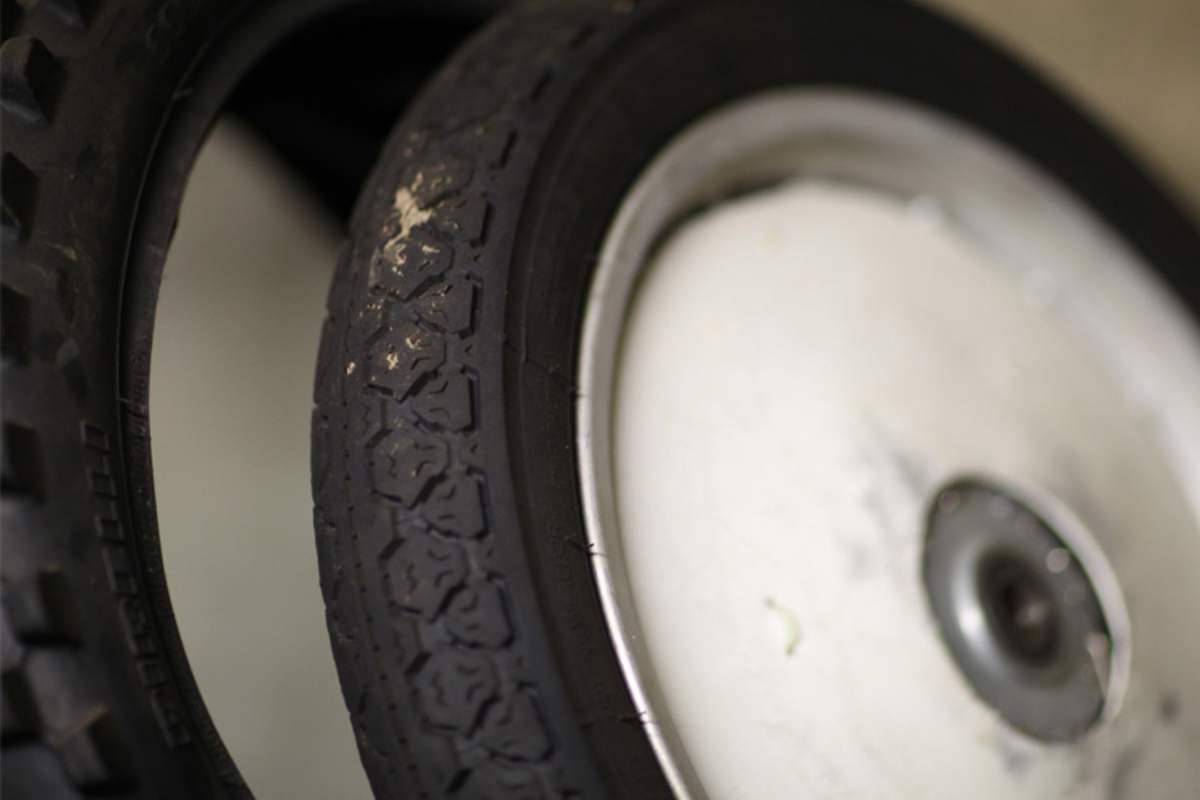 Ein Seitenwagenrad in der Garage in Wörlitz: Man weiß nie, wozu man es vielleicht noch braucht