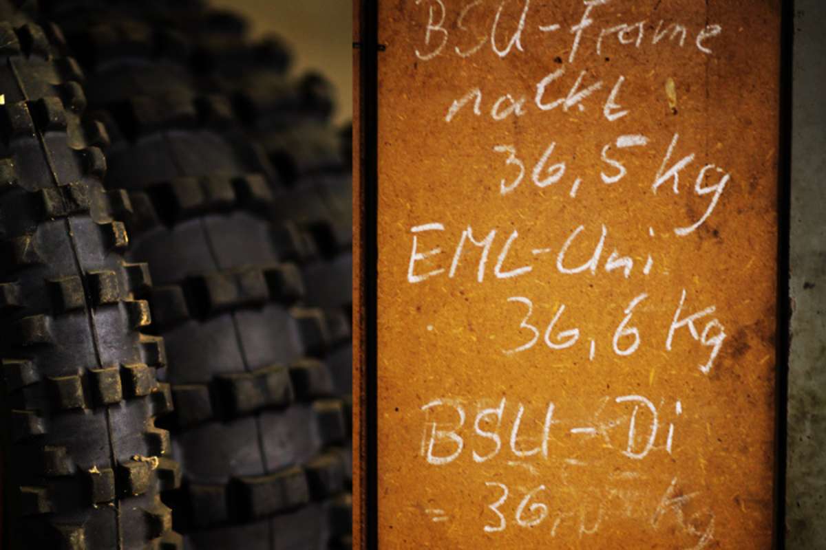 Die alten Notizen am Werkstattschrank zeigen, dass es stets um die Massenreduzierung ging