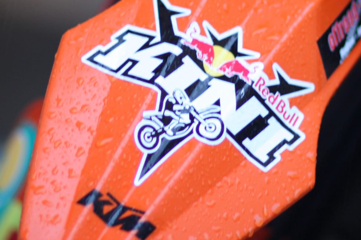 Eberhart Dietrichs Sohn, Thorsten, schraubte selbst im KTM-Werksteam, unter anderem auch für Klaus Kinigadner. Zu den 'Kinis' besteht weiterhin enger Kontakt