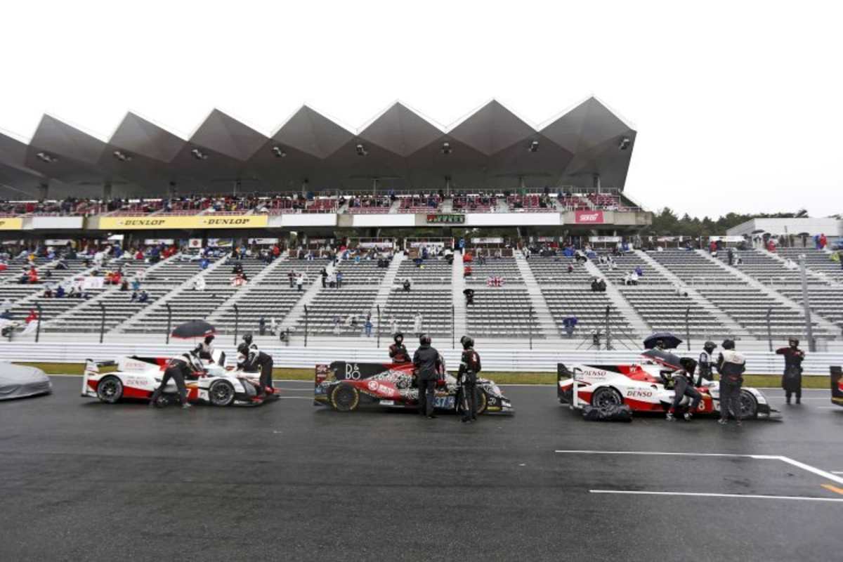 Die Fahrzeuge aufgereiht auf Start/Ziel während der ersten roten Flagge