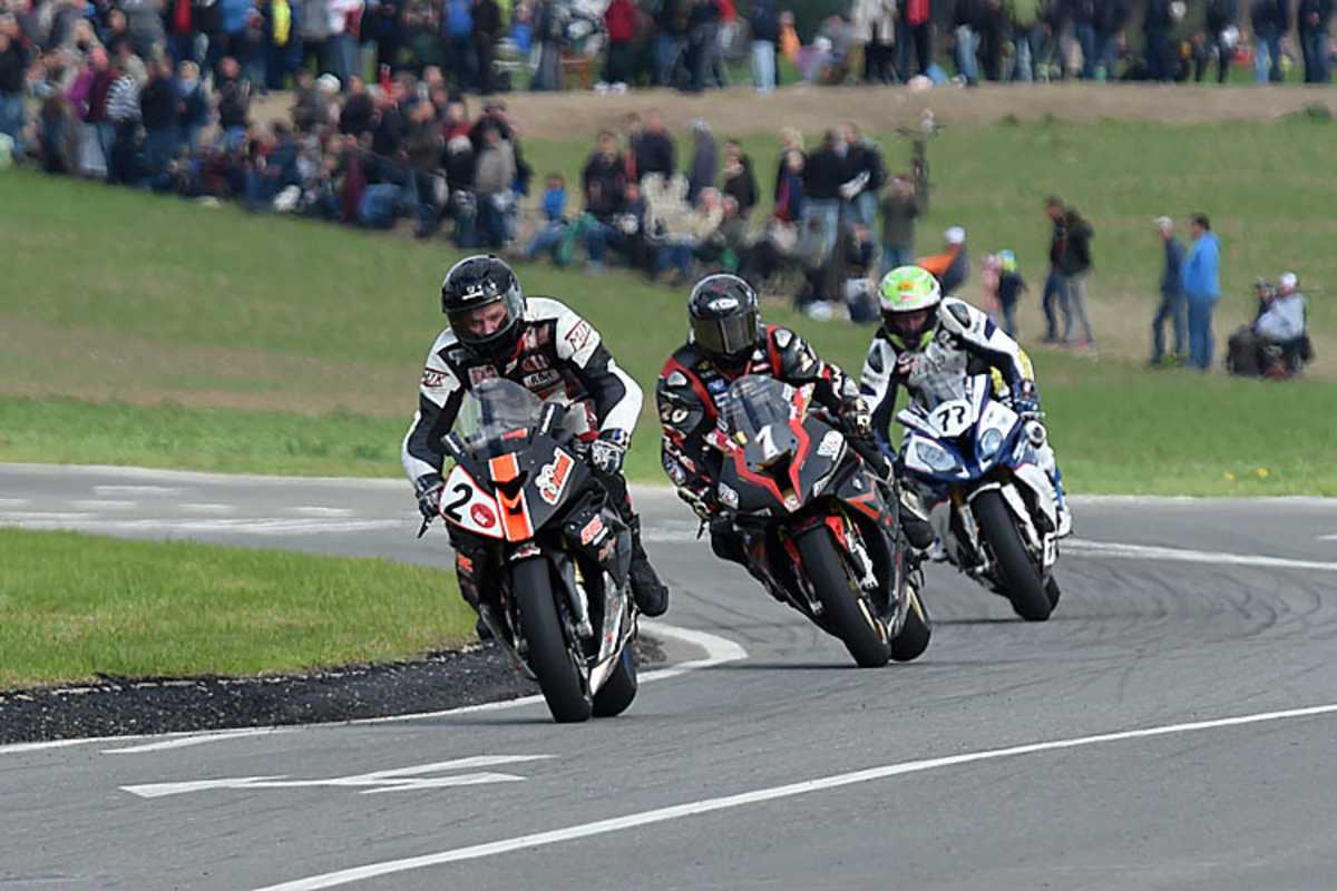 Johan Fredriks führt vor Didier Grams und Gary Johnson