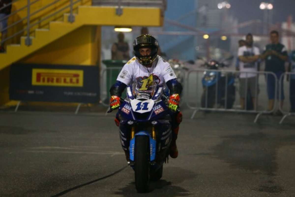 Auf der Auslaufrunde wurde Sandro Cortese ein Weltmeister-T-Shirt übergestülpt