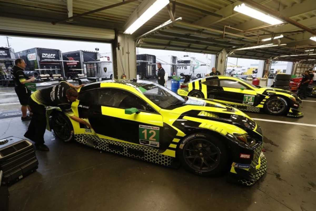 Die beiden Lexus RC F GT3 von AIM Vasser Sullivan im Garagenbereich von Daytona