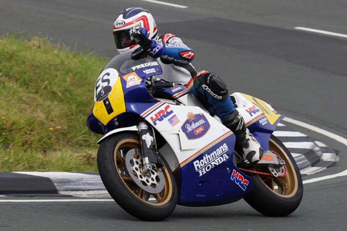 Amerikas Motorrad-Ass Freddy Spencer auf der Ehrenrunde