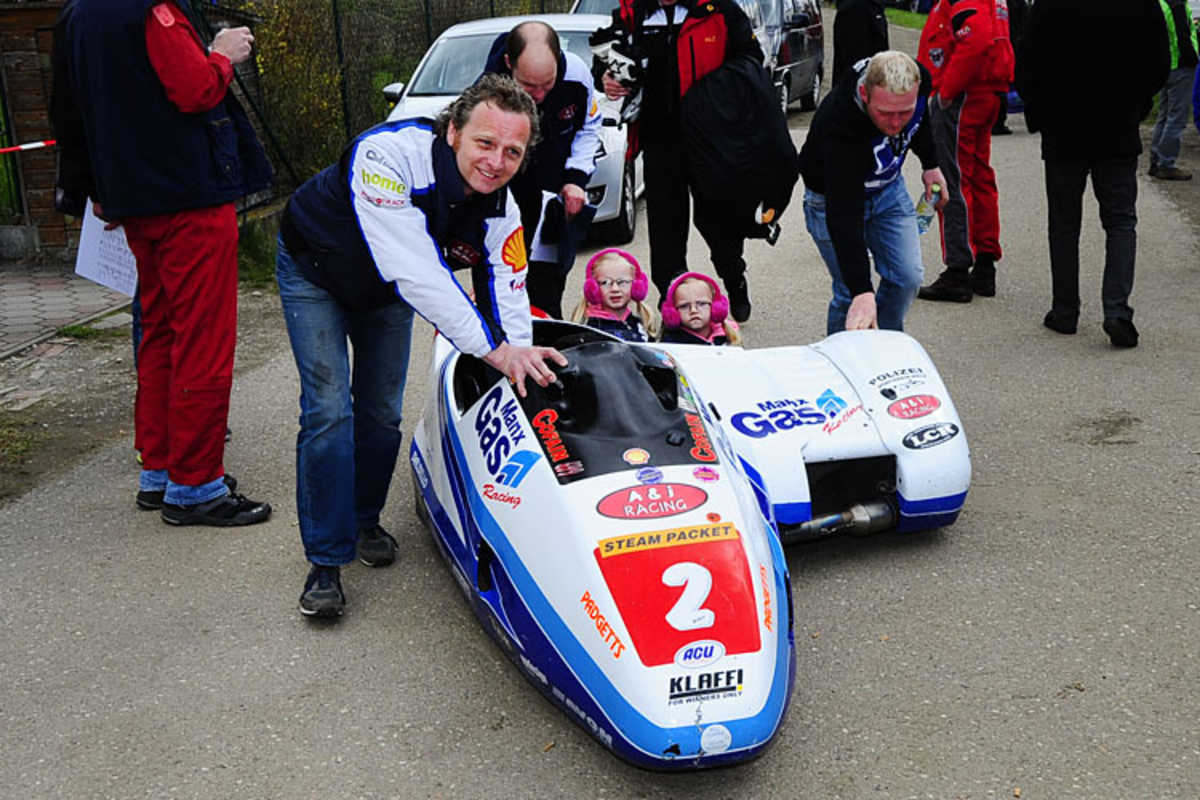 Klaus Klaffenböck mit seinen Zwillingen Victoria und Katharina