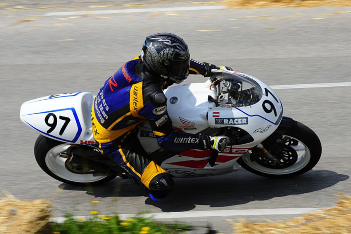 Toni Rechberger feiert Sieg bei seiner Zweitakt-Premiere