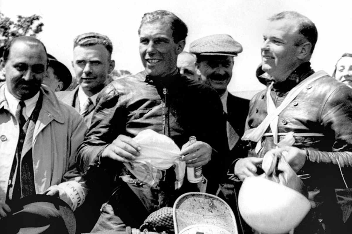 Jock West (re.) gratuliert seinem Teamkollegen zum Sieg